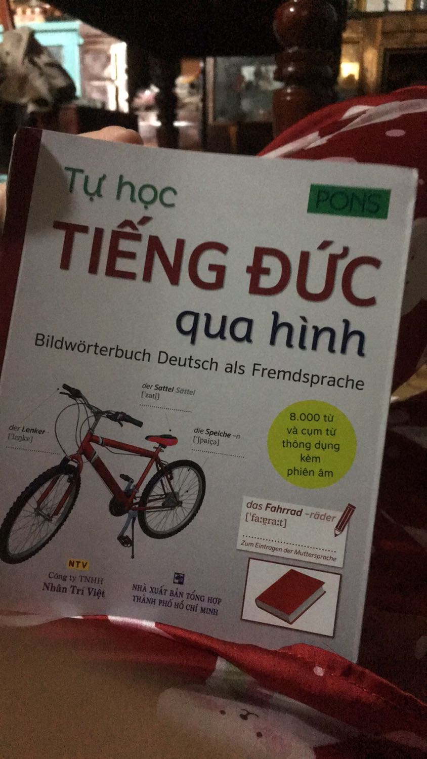 Mình đặt sách tiếng đức mà trong lúc đặt mình không nhìn kỹ nên mình đặt nhầm cuốn này rồi, cuốn mình định đặt là cuốn “Trilingual , visual dictionary (vietnamese, germany, english)”. Xin lỗi shop vì đã đáng giá 2 sao. Mình thấy hơi buồn vì không thể inbox đổi hàng, bởi vì không có mục inbox ở đó. Nếu người bán hàng thấy phản hồi này thì cho mình hỏi mình có thể đổi hàng được không ạ? Mình xin cám ơn