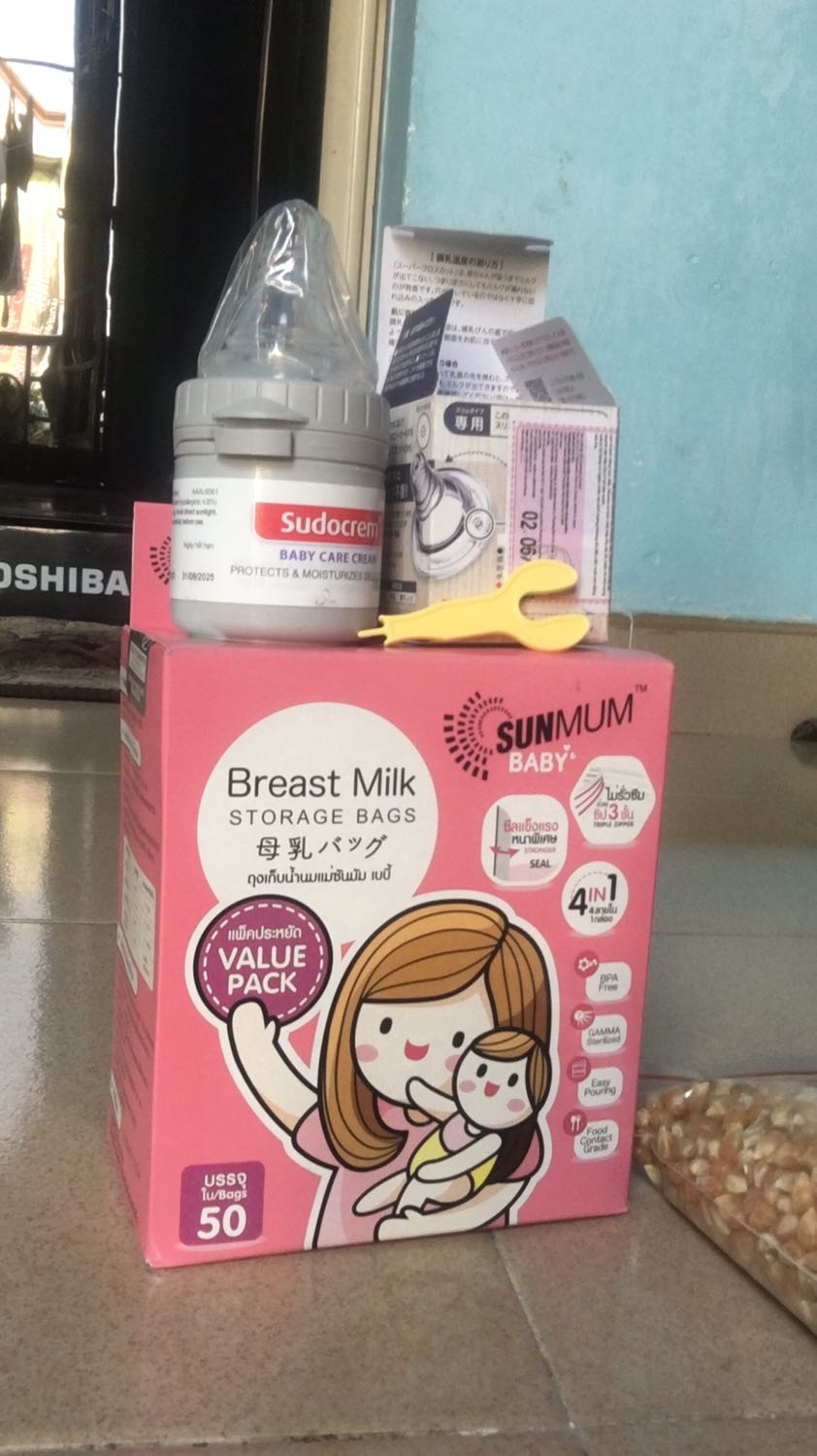 Nhìn hình trên app tưởng hộp to ai ngờ hộp chỉ bằng hộp kem hăm hài hết sức, mà sp ko mềm lắm