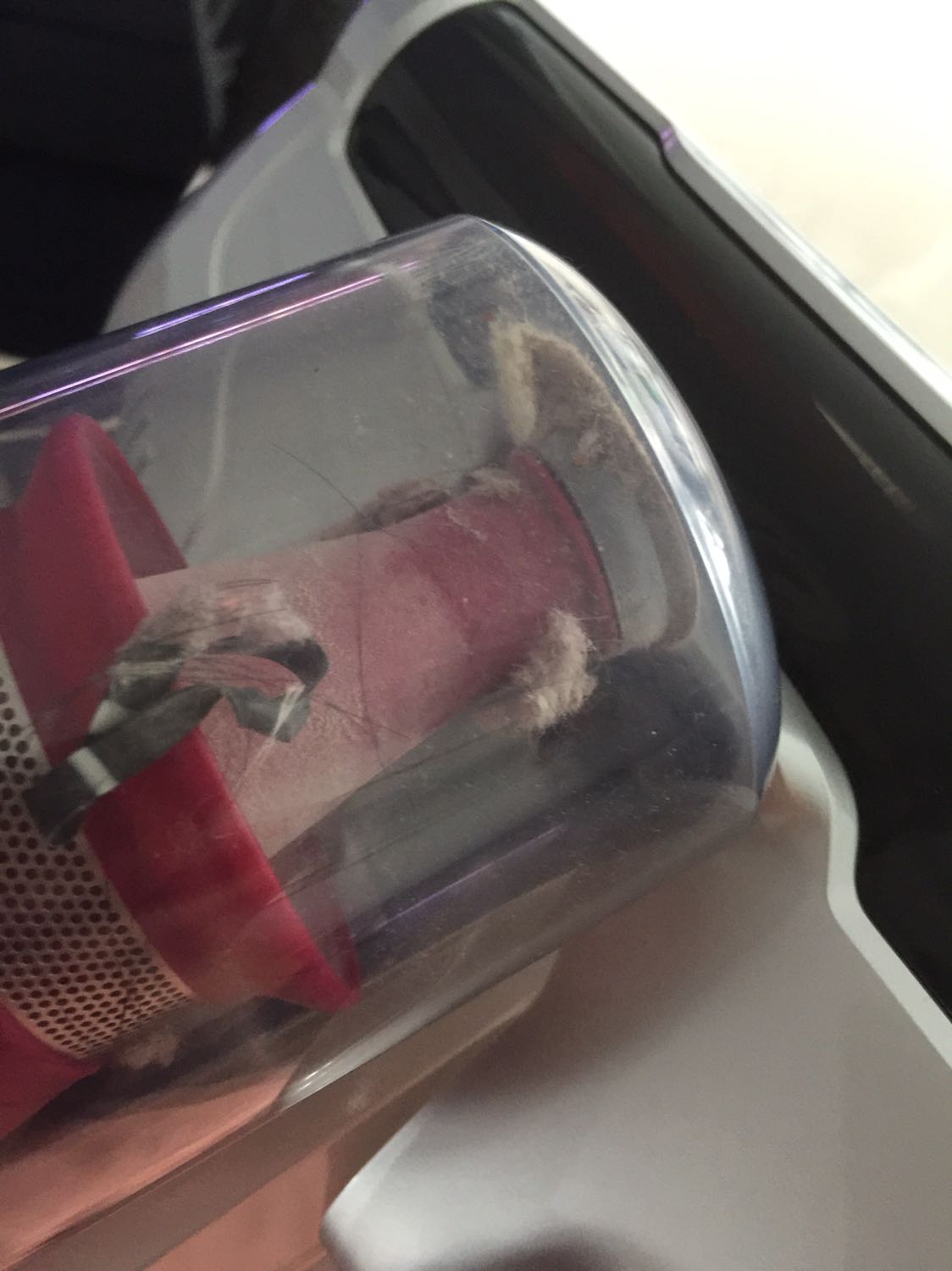 Khui thùng mình sử dụng ngay , thiết thực nên mua nhé các mom, vì ga giường mình mới thay mà hình số 4 vẫn có bụi bông mịn phủi ko bay đc.
Hình số 5 ( cuối cùng ) mình hút ga giường tầng cho các cháu mà bẩn vậy đấy. Chưa kể ngứa ngáy bị rệp cắn , thay ga liên tục thì rất mệt.
Máy cầm nặng tay, lực hút mạnh, chị em cứ đẩy qua lại như bàn ủi là Ok.
Tóm lại dùng sướng nên mua nhé :) !