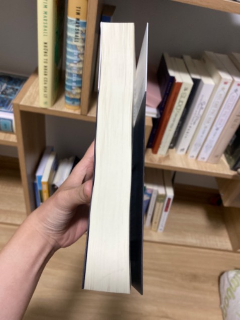 Mình đã đọc được khoảng 1/4 và quyết định drop. Mình ở SG bạn nào cần mình để lại 90k ko freeship nhen. Không phải do truyện dở hay văn phong của tác giả có vấn đề, chỉ do cá nhân mình ko tiếp nhận được tội phạm tình dục nên mình nghĩ là mình không xem tiếp được. Logic và cấu trúc truyện rất chặt chẽ, đảm bảo quyển này ko phải lỗi tác giả mà mình drop nha 🫣🥶
Liên hệ mình *** bên zalo á.