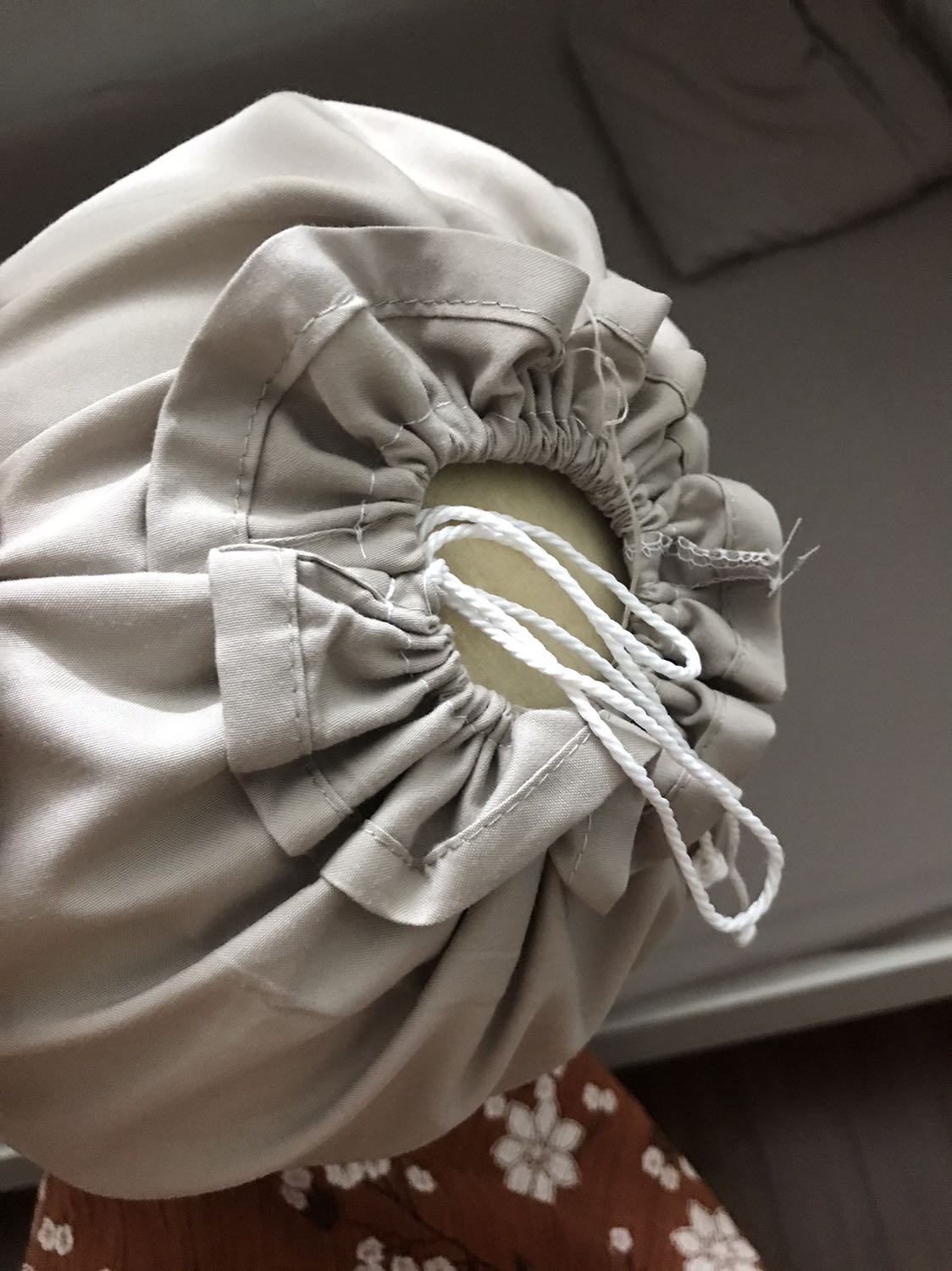 Sản phẩm quá thất vọng. Chất vải ko mát; áo gối ôm đường may mặt trái mặt phải lộn xộn, dây rút thì bị may dính vào vải nên ko rút được.