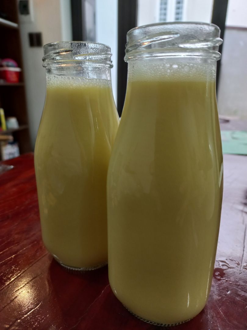 Sản phẩm nên mua. Lúc đầu mình có phân vân giữa dòng máy 2 cối vì sợ ám mùi giữa món nóng và món lạnh nhưng sản phẩm mới có tháo lưỡi xay được nên ưng luôn 😀 (hy vọng chốt tháo lắp bền hoặc dễ thay thế).
Sản phẩm đẹp, sang. Sữa/ cháo xay mịn. Độ ồn thấp (so với một số loại máy khác mình được xem) lúc nấu có đảo nhẹ, khoảng 8-9 phút cuối xay mạnh nhưng vẫn chấp nhận được dù đứng gần. Nói chung là hài lòng với sản phẩm 🙂.