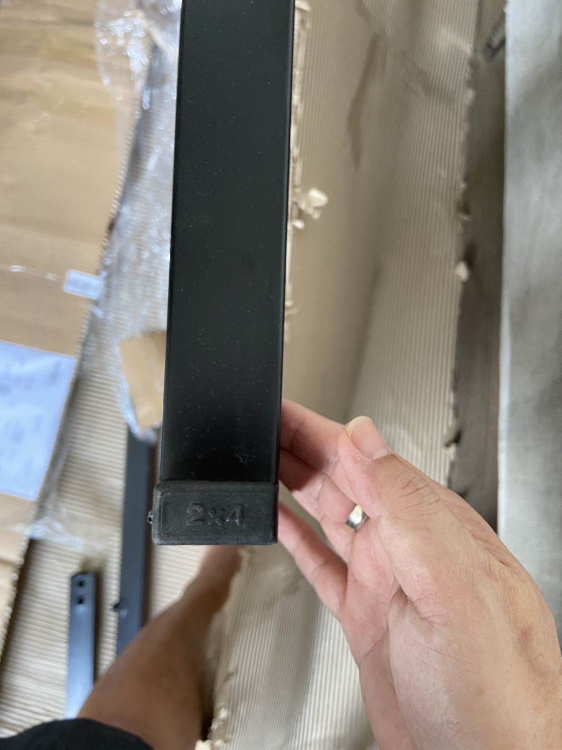 Trước hết hình ảnh có lỗ đi dây, nhưng hành giao đến thì không có. Thứ 2 là chân đế bị thiếu 1 cái . Giờ sao? Tôi có thể liên hệ ai và làm việc với ai cho đơn hàng này Tiki ơi?