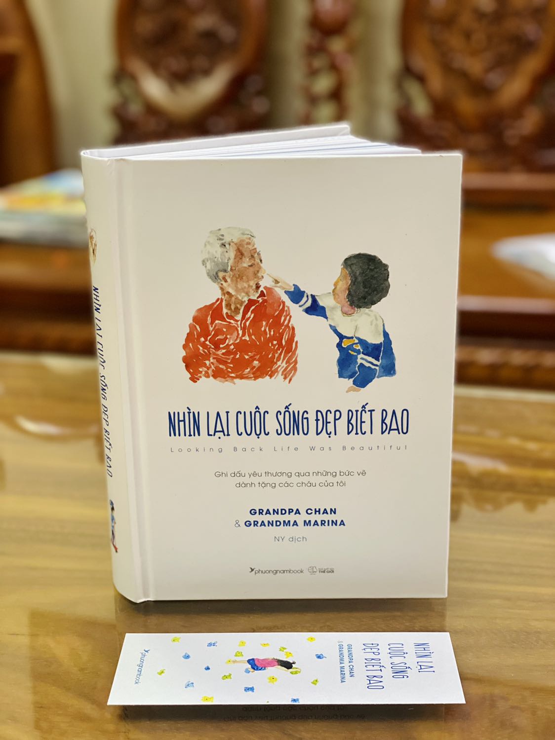 - Tiki giao hàng sớm hơn dự kiến. Phần đóng gói vẫn còn lỏng lẻo, hộp rỗng nhưng không có giấy chèn. Tuy nhiên  sách được bọc màng co phẳng phiu nên không bị hư hại gì. 
- Sách bìa cứng, khổ vừa, có áo bìa, được tặng kèm 1 bookmark như ảnh. Tên sách, tên tác giả và ảnh trên bìa in nổi rất đẹp mắt. Chất lượng giấy tốt và dày dặn. Sách in màu toàn bộ, hình minh họa đáng yêu. Nội dung sách là những câu chuyện dễ thương, tình cảm về các cháu được vẽ bởi ông bà Chan và Marina. 
- Giá mình mua không giảm nhiều so với giá bìa vì sách chỉ mới xuất bản vào tháng 05/2021. Nhìn chung mình cực kỳ hài lòng với chất lượng của sách cả về hình thức, nội dung và giá tiền.