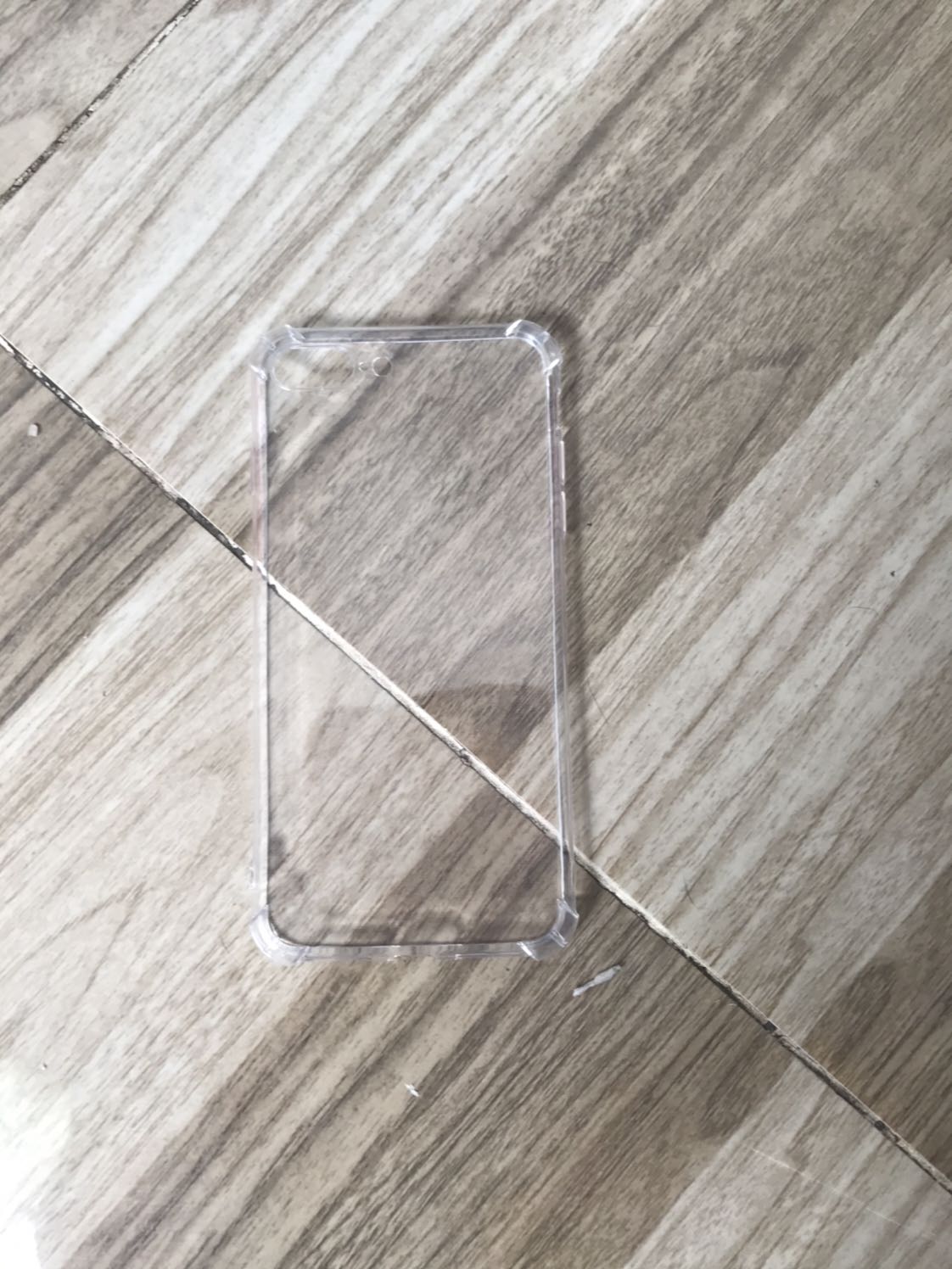 Ốp siêu mỏng, dễ bóp nắn, không giống loại cứng chống sốc mình mua. Cái này mà rớt là điện thoại xác định cũng bể màn hình hoặc trầy xước. Nói chung mua cho biết chứ không có lần sau. Bye