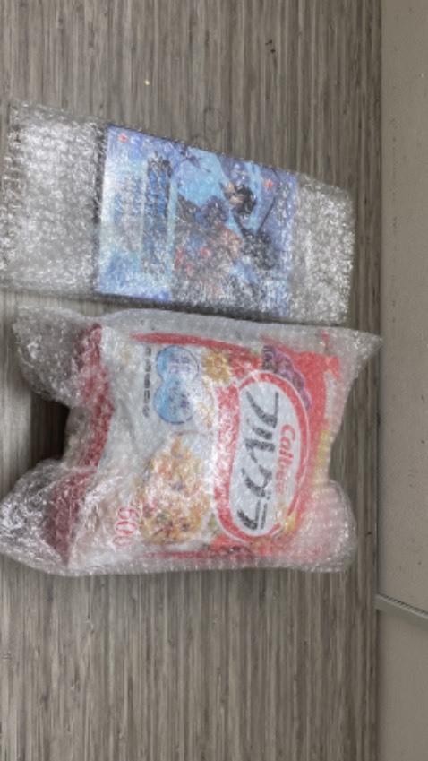 Mặc dù lễ 2/9/24 nhưng Tiki vẫn giao hàng tốt như mọi khi, thùng hàng giao tới có ngoại quan đẹp; hàng bên trong giao đúng, đủ, được bọc chống sốc cẩn thận; nhân viên giao hàng thân thiện lịch sự; 

Tiki nên thay ảnh để tránh nhầm lẫn (ảnh trên Tiki tới nay vẫn là túi Calbee 700gr) vì Gói Calbee giao tới là túi 600gr có hạn sử dụng đến 01/05/2025; hàng giao đến còn nguyên seal, cảm quan bên ngoài chưa thấy có lỗi lầm gì khi nào khui sản phẩm và dùng thử sẽ cập nhật thêm; giá lúc mua 162,25.