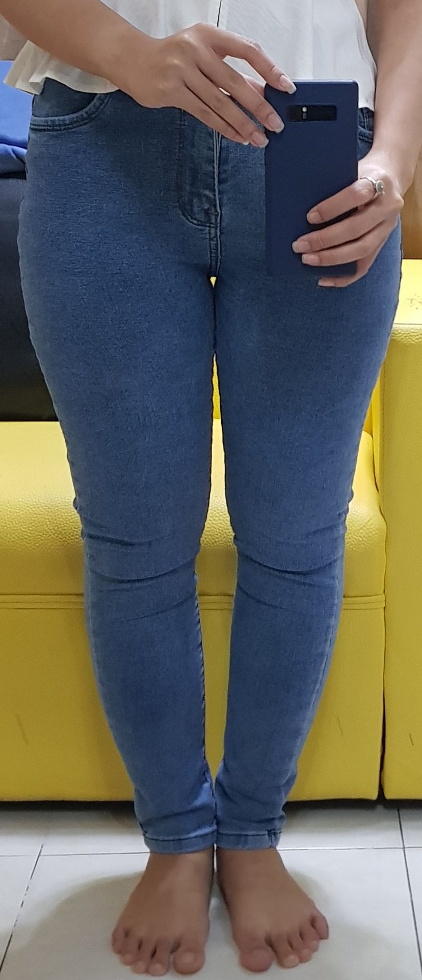 quần vải dày dặn, form ôm quá nên nhìn hơi thô xíu, eo hơi rộng chút, nhưng cảm thấy lưng ko cao như trong hình mong đợi chút nào nên hơi thất vọng xíu, nhìn chung cũng khá ổn. shipper nhiệt tình vui vẻ, thanks all