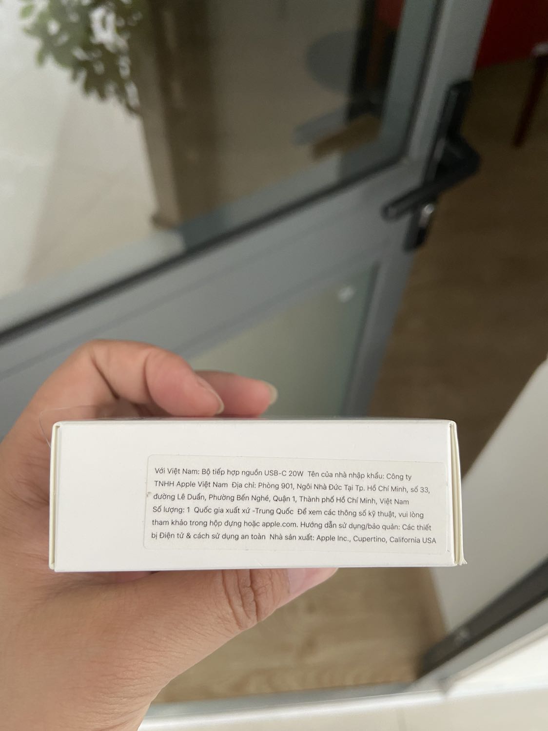 Mình cũng lăn tăn trước khi order lắm nhưng mn reveiw khá ok và giá lại tốt hơn so với mua tgdđ hay cellphones. Thiết nghĩ nếu hàng nhái thì mình cũng không biết đâu ?
Về hình thức thì khá nét, hộp đóng gói kỹ. 
Về giao hàng thì tikinow nhanh lắm. Chưa đầy 2 tiếng từ lúc đặt là đã giao rồi. 
Về sản phẩm mình hay dùng icheck quét mã vạch thì nó hiện ra tem chính hãng của FPT, nhưng sp chưa được kiểm chứng từ nhà sx, mà làm sao apple kiểm chứng được? Nên kệ vậy. Cũng yên tâm xíu so với việc quét mã không ra thì còn sợ hơn. Về chất lượng thì mình chưa biết. Sd 1 thời gian mới biết mn ạ.