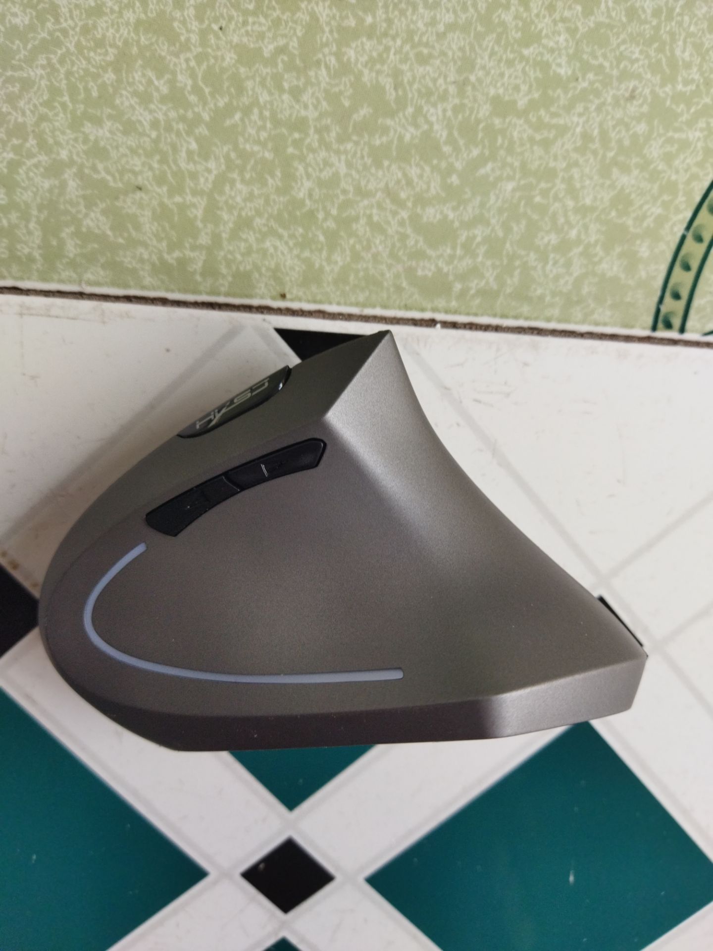 Loại chuột khá lạ so với bản thân, mới đầu dùng chưa quen, chuột nhẹ, di chuyển tốt. Các phím bấm nhạy, kết nối với máy tính ổn định. Phần chưa ưng ý là cổng sạc không phải type C.