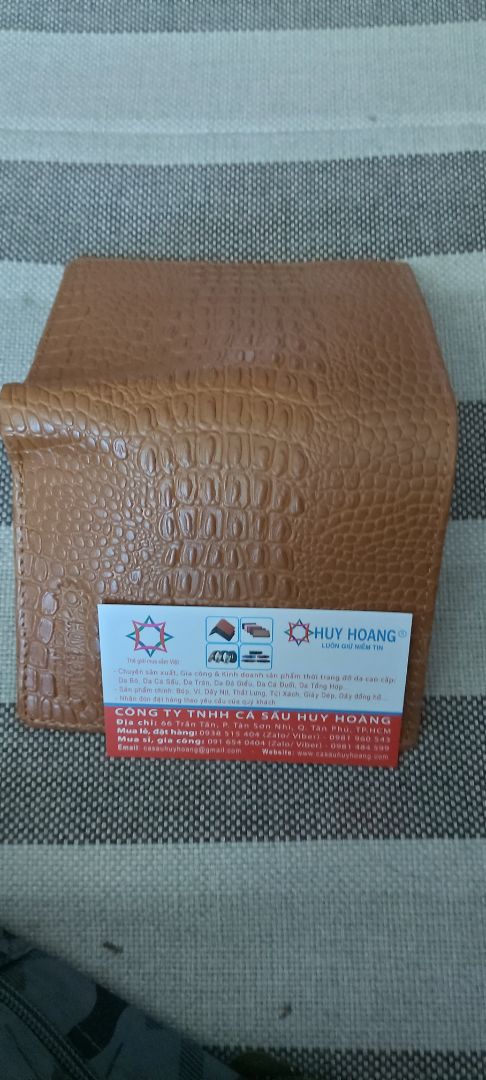 Giao hàng nhanh. Đóng gói đẹp. Có cả thẻ bảo hành.Có vẻ bền ,đẹp ,chắc chắn nhưng Ví cứng quá, rất khó dùng.Mềm chút sẽ rất tuyệt vời.