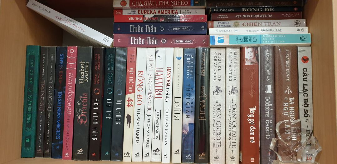 Mặc dù là tác phẩm ra sau cùng trong series truyện về Hannibal Lecter nhưng lại là câu truyện đầu tiên về nguồn gốc, nguyên nhân tạo nên con người Hannibal. Đọc tác phẩm, phần nhiều có cảm giác đồng cảm cùng Hannibal, với những trải nghiệm khủng khiếp của ông, và những kẻ nằm dưới tay ông xứng đáng nhận quả báo bởi những gì chúng đã gây ra. Hơi tiếc, vì kỳ vọng tác phẩm được viết nhiều hơn, lớn hơn so với Rồng đỏ hay Hannibal. Có lẽ truyện viết dưới sự kỳ vọng của NXB, nên tác giả không còn nhiều cảm hứng dạt dào như trước đây. Duy có văn phong và mạch truyện vẫn duy trì theo phong cách cũ.
Tiki giao nhanh! Sách in vẫn theo cách của các cuốn trước đây.