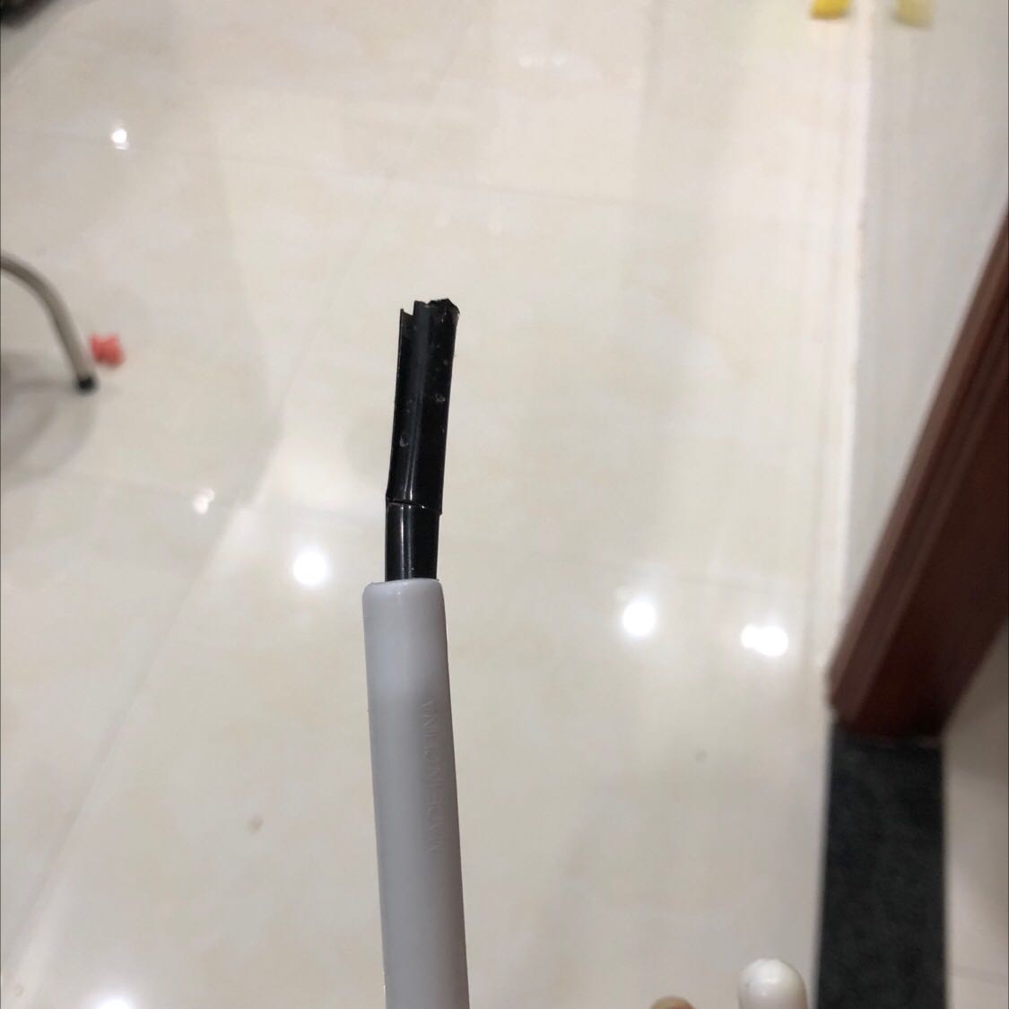 Coi nó rất là sang chảnh nhưng được 3 lần mở ra đóng lại là gẫy đôi à