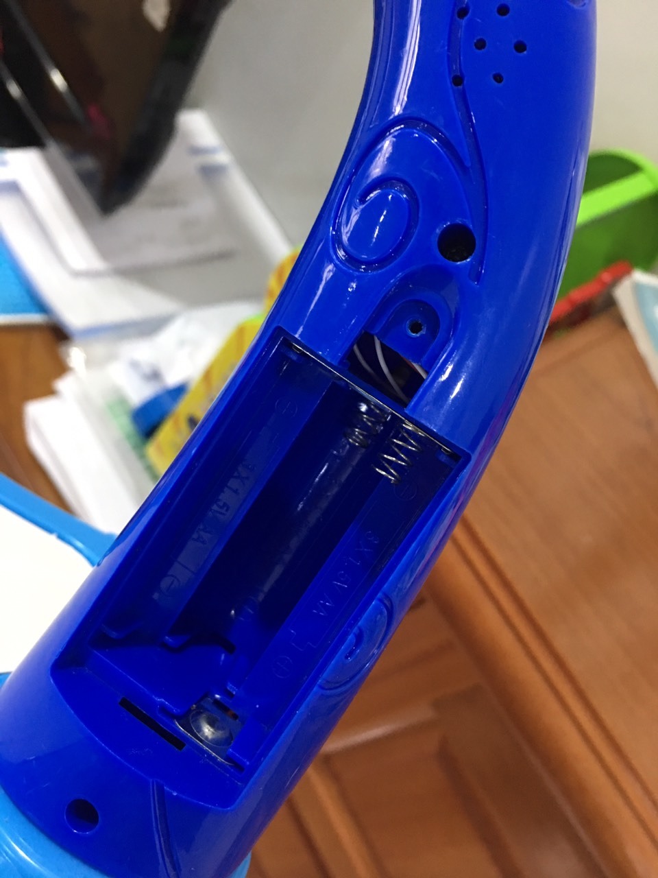 Vì sao lại giao hàng lỗi cho tôi, phần lắp Pin bị lỗi, thiếu mất 1 râu nguồn nên không lắp Pin vào chạy được. Có cách gì sửa được không, vì con tôi đã tháo thiết bị ra xem rồi