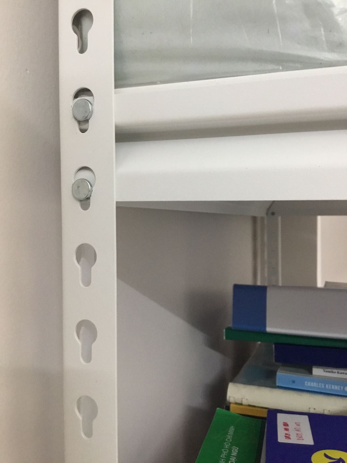 Sản phẩm:
- chất liệu: cứng cáp, ráp xong chắc chắn, không lung lay.
- tính tiện lợi: OK.
- tính thẩm mỹ: OK.
- tính sáng tạo: OK.
- Tuy nhiên, tính tinh tế chưa cao, vài con ốc bị sét, nhiều mối gõ không khớp hoàn toàn, đôi khi mối gõ làm tróc lớp sơn khi gõ. 

Dịch vụ nhà cung ứng: giao hàng nhanh dù đang trong mùa dịch, đóng gói kỹ.