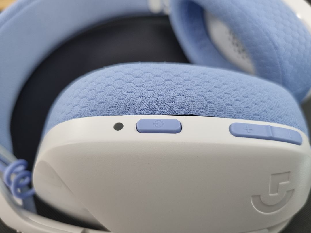 giao nhanh, nghe ổn, tai nghe rất nhẹ, do nhẹ quá nên cảm giác như ọp ẹp nhưng khá chắc chắn. nghe hay, có chống ồn, ôm hết tai nên không có csmr giác đau. dây sạc pin dài nên rất tiện khi vừa hết pin mà vẫn muốn làm việc. good