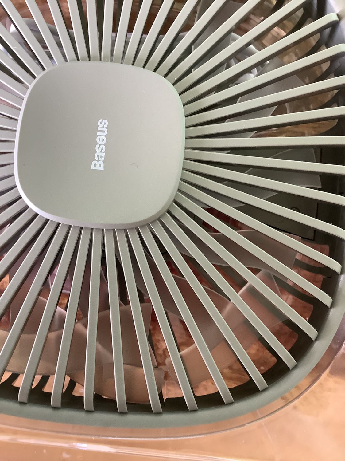 Giao hàng bị lỗi. Cánh quạt bị gãy trước khi sử dụng. Xin đổi sản phẩm thì bảo chỉ được đổi sản phẩm trong vòng 7 ngày kể từ khi nhận hàng. Đúng, nhưng tôi thanh toán chuyển khoản qua ngân hàng. Nhờ nhân viên vận chuyển giữ giùm hàng khoảng 3 ngày và nhận hàng tại Vũng Tàu (*** số của bạn shipper). Sau đó lên Đức Trọng kiểm tra thì thấy sản phẩm bị lỗi. Trong vòng 48h kể từ khi nhận hàng, thông báo cho tổng đài thì nhân viên tư vấn hứa xác minh với bên vận chuyển để giải quyết sau đó im lặng luôn. Làm ăn sống nhăn.