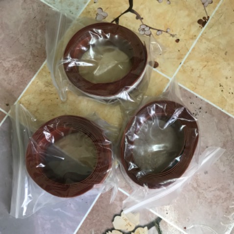 Hàng màu nâu đẹp, điện thoại cùi bắp của m chụp dìm hàng quá. Có sẵn keo rồi chỉ bóc ra cắt dán thôi tiện lắm. Sắp mùa đông rồi m mua về dán trước chứ ko chờ thấy lạnh run mới đi mua thì cũng chịu vài đêm lạnh. Tặng shop 5 sao nhé!