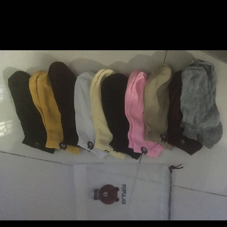 Giao nhanh 2h. Giao đủ số lượng nhưng bị trùng 2 cái nâu và không có màu đen. Mỏng nhẹ, tặng túi đựng dễ thương. Giá vừa túi tiền.