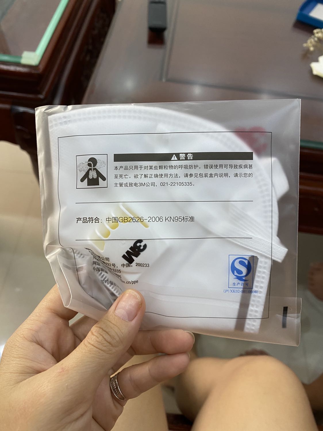 Mình đã nhận được khẩu trang theo đúng lịch giao hàng dự kiến.
Khẩu trang nhìn rất xịn, dày dặn. 
Chưa kiểm tra hết tất cả nhưng mình phát hiện ra 1 cái bị mất 1 bên dây đeo. Đeo thử những cái ko lỗi thì thấy đau tai vì chật quá. Ko khó thở như nhiều ng nói, có khả năng do mình chưa đeo đúng quy chuẩn.