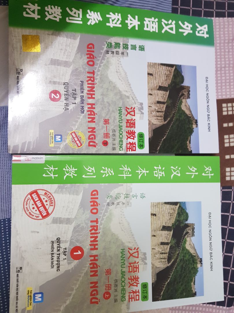 Giao hàng nhanh dễ sợ. 1h hơn thấy có *** báo đang đóng gói hàng, cái cỡ 3h đã có a shipper gọi rồi. ? Mình mới bắt đầu học, cô giáo nói học theo giáo trình này nên mua luôn. Thấy giá niêm yết toàn trên dưới 100k mà Tikii sale rẻ quá. Chắc lời á :)))