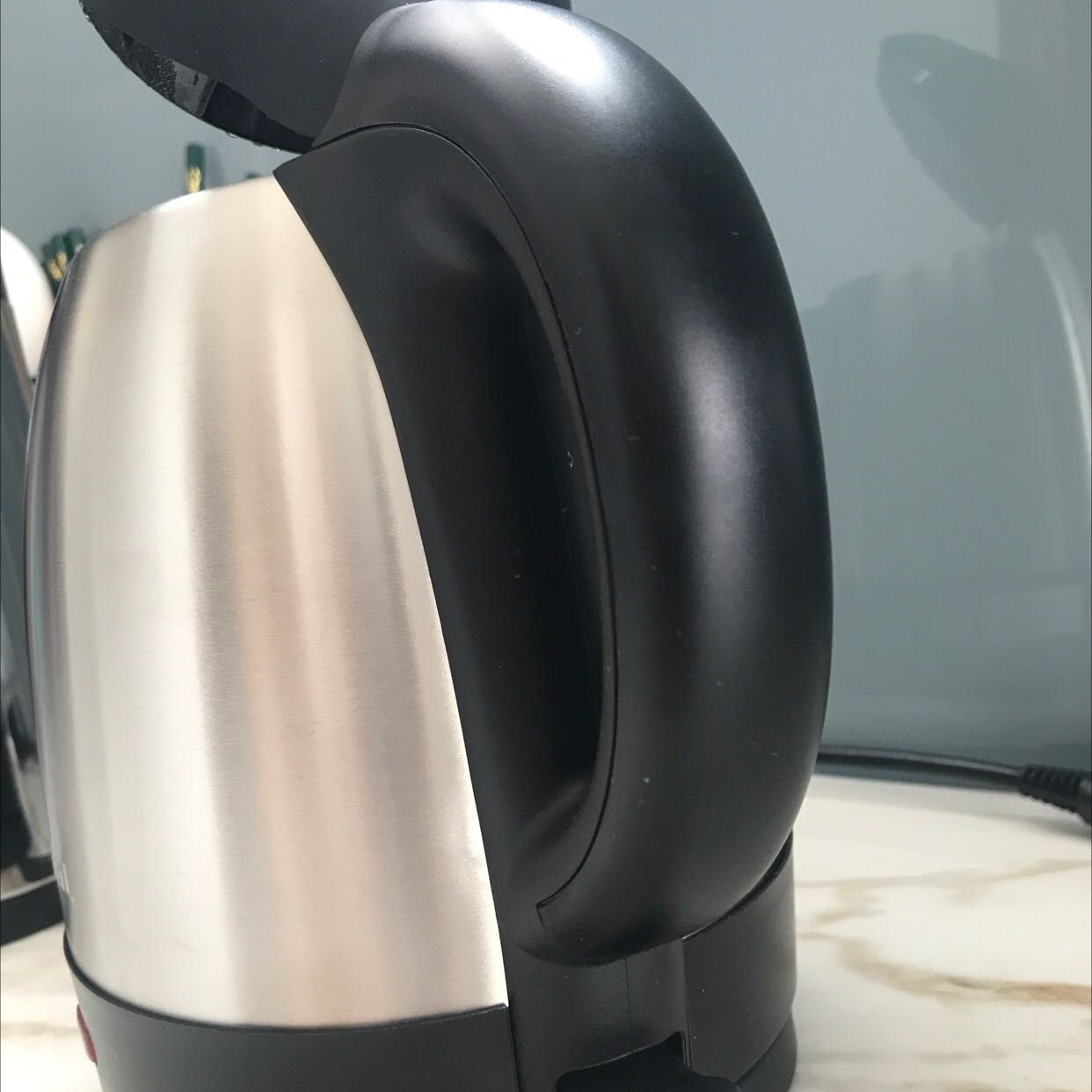 Nhanh sôi, không ồn ào. Thiết kế nhỏ, gọn, thích hợp với gia đình ít người, tay cầm chắc chắn