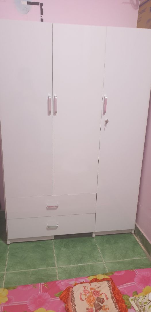 chất lượng tủ chưa tốt, ráp tủ như thế nào mà lại thiếu một mảnh ở góc dưới. ác ron tủ như muốn tróc. Tay nắm hộc kéo dính keo.