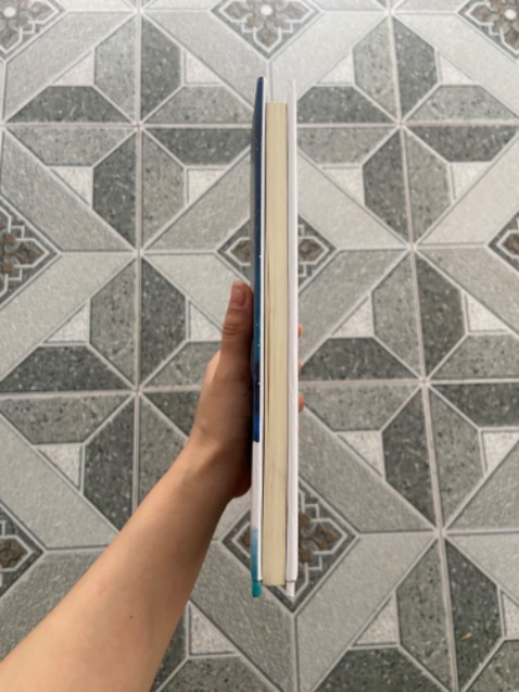 Sách được bọc seal, BÌA CỨNG thiết kế đẹp mắt, chưa đầy 200 trang. 
   Nội dung kể về anh chàng Shimamura người Tokyo đã có vợ con, anh đến vùng núi tuyết xa lạ vào mùa đông để du lịch và tìm gặp cô geisha trẻ tuổi Komato, người từng sống ở Tokyo, từ đây xuyên suốt là câu chuyện xoay quanh hai nhân vật này. 
   Lối văn miêu tả sinh động và tuyệt mĩ vẻ đẹp của thiên nhiên Nhật Bản và các giá trị truyền thống về âm nhạc, trang phục, văn hoá,… được lồng ghép một cách tinh tế. 
   Đối với cá nhân mình thấy dù là tác phẩm đạt giải Nobel văn học đầu tiên của Nhật nhưng nội dung mình thấy khá ghét nam nhân vật chính - kiểu ngoại tình công khai được phụ nữ chấp nhận và xem như chuyện tất yếu.  
   Sách đọc hơi chán, mất tận 4 ngày để ráng lết đọc cho hết, nội dung không có gì kịch tính và hấp dẫn, kiểu cứ nhàn nhàn, ai thư thả thì đọc nhấm nháp vẻ đẹp thiên nhiên qua lời văn của tác giả, mình chịu không hợp kiểu này!