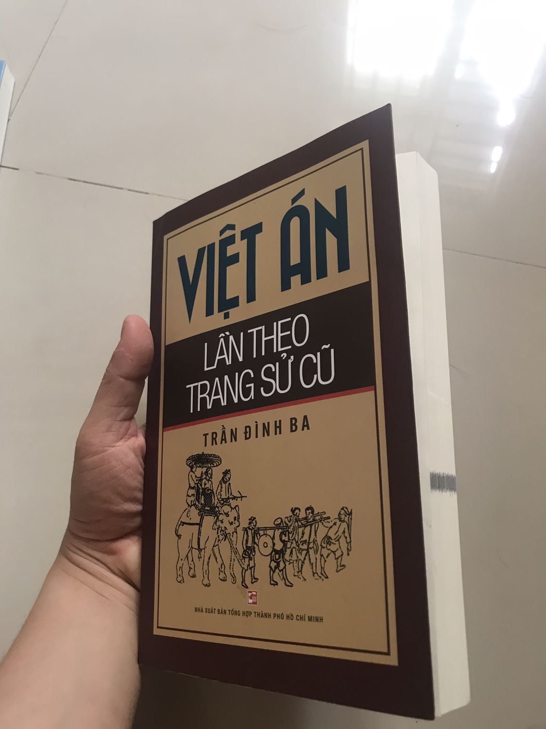 Dạo sau này sách từ Tiki không còn được bọc plastic nữa nhìn khá cũ. Nội dung thì còn để cảm nhận sau riêng mình khá hứng thú với các kì án lịch sử nên mua