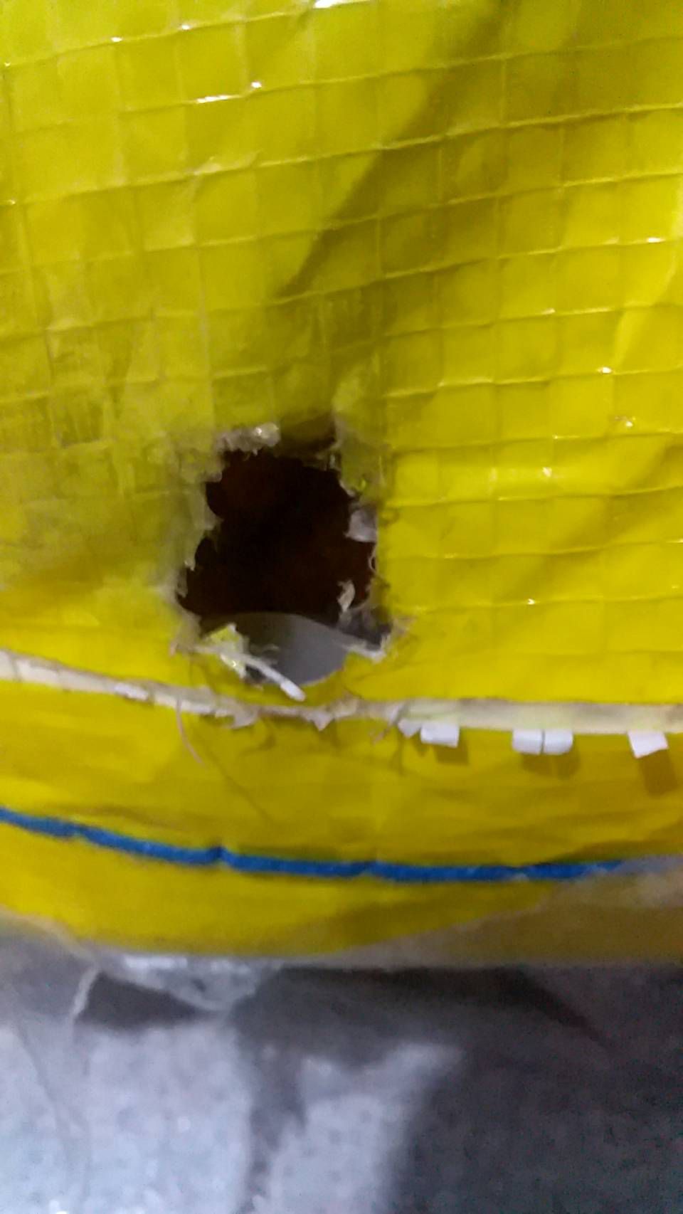 Mình đặt hàng từ hơn 2 tháng trước với dự kiến giao trong tầm 2 tuần. Nhưng hơn 2 tháng sau mình mới nhận được hàng. Lúc nhận được thì bao bì đã bị rách ra như thế này, nhìn có vẻ giống như bị chuột cắn vậy á. Mình có thể hiểu thời gian vận chuyển kéo dài là do tình hình dịch bệnh phức tạp, nhưng bảo quản để sản phẩm bị như thế này thì không được rồi. Mình thật sự không dám cho mèo nhà mình ăn luôn. Lần này Tiki gói hàng cũng ẩu nữa, chỉ có bọc bao ni lông mỏng te bên ngoài thôi. Mình đặt hàng từ hơn 2 tháng trước với dự kiến giao trong tầm 2 tuần. Nhưng hơn 2 tháng sau mình mới nhận được hàng. Lúc nhận được thì bao bì đã bị rách ra như thế này, nhìn có vẻ giống như bị chuột cắn vậy á. Mình có thể hiểu thời gian vận chuyển kéo dài là do tình hình dịch bệnh phức tạp, nhưng bảo quản để sản phẩm bị như thế này thì không được rồi. Mình thật sự không dám cho mèo nhà mình ăn luôn. Lần này Tiki gói hàng cũng ẩu nữa, chỉ có bọc bao ni lông mỏng te bên ngoài thôi.