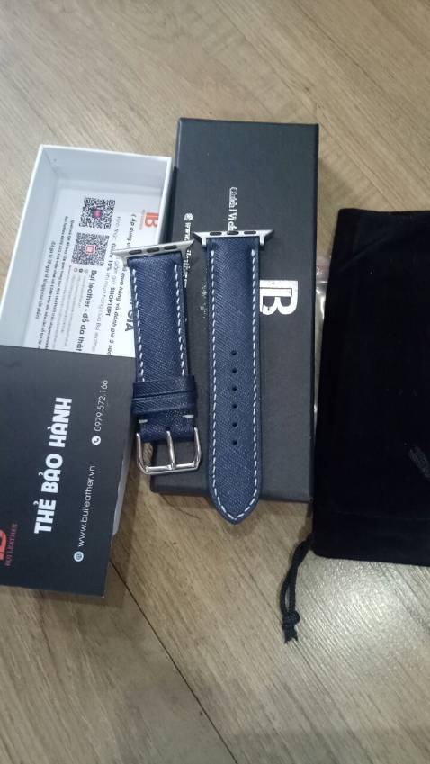 Hộp đựng giấy cứng chắc chắn , da cực kỳ mềm và ôm tay , 2 mép dây dày , có thêm dụng cụ tháo chốt , mik thay khóa kim thành khóa gấp nhìn cực kỳ sang , rất xứng đáng để mua , 5 sao 🤟🤟🤣 , hơi tiếc là mik quên dặn shop đục thêm lỗ :))