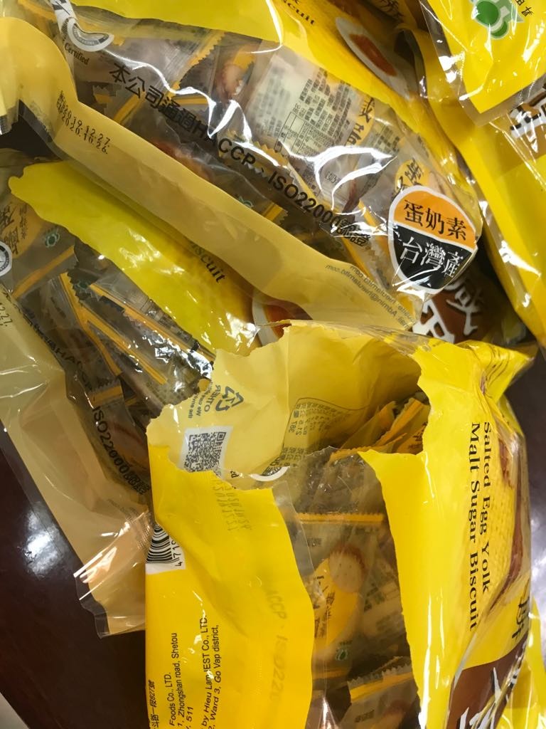 Tiki giao hàng nhanh hơn so với dự kiến, đóng gói bên ngoài rất cẩn thận. Tuy nhiên, trong 5 gói bánh được giao có 1 gói bị rách túi và thiếu trọng lượng, chỉ còn 150gr. Rất thất vọng về chất lượng hàng được giao.