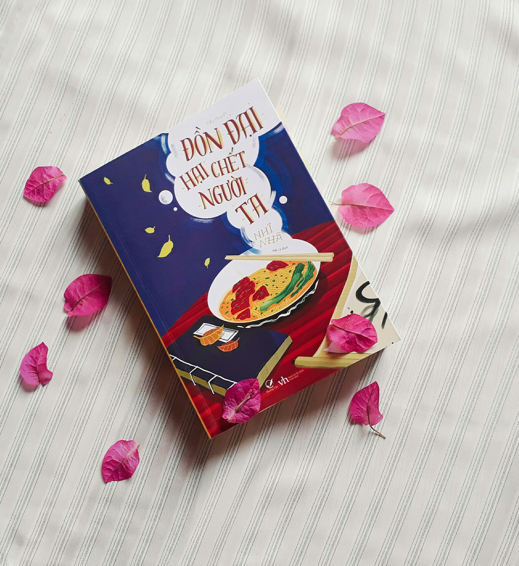 Mình ít khi đánh giá sp ngay khi mua về, Thật sự thì mình không ưng ngoại quan sách cho lắm vì gáy hở keo, nhìn chung quyển này khá dày mà gáy như thế thì sách bị lõng lẽo nhưng may mà nó không rơi ra. lúc vận chuyển Tiki giao hàng khá nhanh shipper cũng rất nhiệt tình. Về nội dung thì đây có thể xem là ngôn tình cổ đại, đọc giải trí khá tốt, tình tiết thú vị có điều nam chính bị dìm dữ dội luôn nhưng mà ổng là quân tử đích thực đó. Mình phải bái phục ông Sử quan Trình Tử Khiêm vai phụ nhưng duyên dáng quá vì kiểu trình độ hóng chuyện đỉnh kaooo, kỹ năng thượng thừa vượt quá giới hạn của ng bth luôn. hệ thống nhân vật phụ thì chất lượng nhưng bị một cái tg giải thích ý tứ, miêu tả hơi nhiều, có vài chi tiết mình tự đoán ra được mà. thêm cái nữa nếu mà ai biết tiếng Trung với mấy cái phiên âm chắc sẽ thích quyển này hơn tại nó làm tăng độ hài hước lên. chốt lại là đọc quyển này cứ đọc vậy thôi đừng trông đợi gì cả nhưng mà nó cũng đáng thử đó mn.