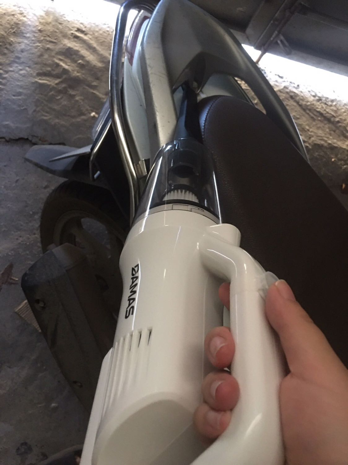 Máy hút bụi nhỏ gọn ghê, nhiều phụ kiện đi kèm, hút được cả những góc của xe máy luôn. Rất thích máy này