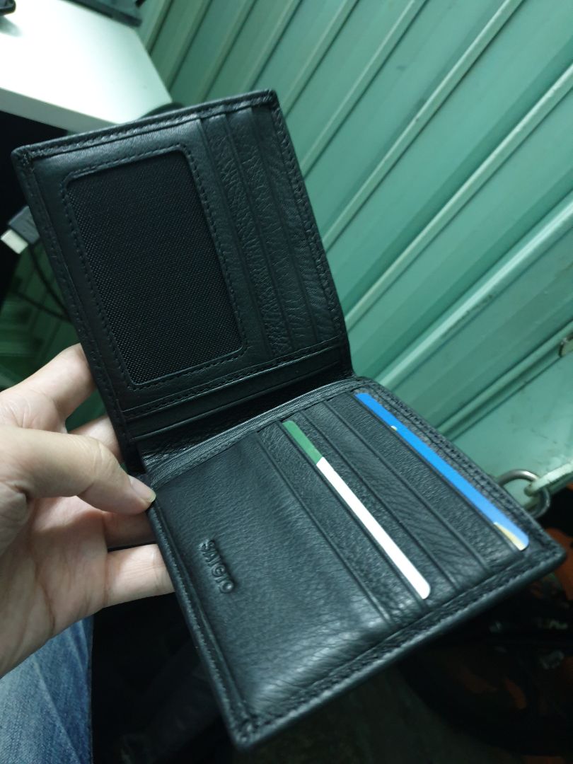 Cảm giác cầm ví khá thích, giống cái ví trước của mình cũng tầm giá này mua thương hiệu ngoại, túi bọc và hộp khá cầu kỳ, túi bọc cần làm cẩn thận thêm nữa, dùng làm quà tặng ok. Dây kéo lúc mới mua về hơi khó kéo. Mình khá là thích kiểu dáng đơn giản như này 💯