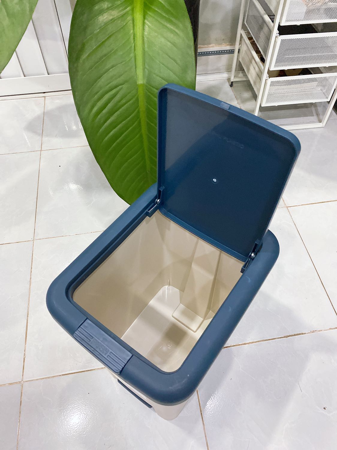 Thiết kế đẹp, nhưng chưa được chắc chắn lắm khi dùng chân mở nắp thùng.