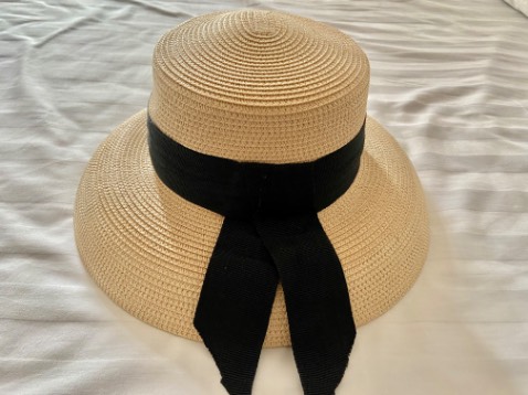 Tuyệt vời! Màu hơi vàng. Đặt nón trắng.