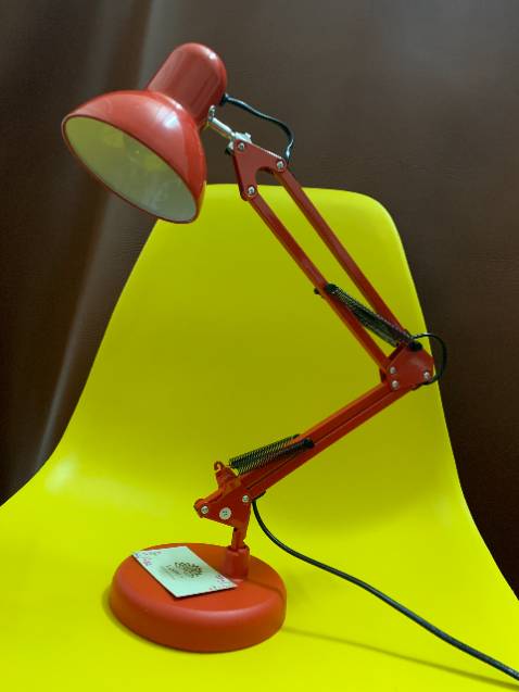 Đóng gói sản phẩm rất chắc chắn, có đầy đủ bóng đèn, chân đèn và kẹp kèm theo, có kẹp nên rất tiện cho việc tháo lắp ở các vị trí khó. m thích kiểu dáng này bị m thích decor theo kiểu cổ điển, đèn được sơn lớp sơn tĩnh điện khá mịn, đèn nhiều khớp xoay khá linh hoạt, so với mức giá m nghĩ khá là hời, sẽ ủng hộ shop tiếp lần sau