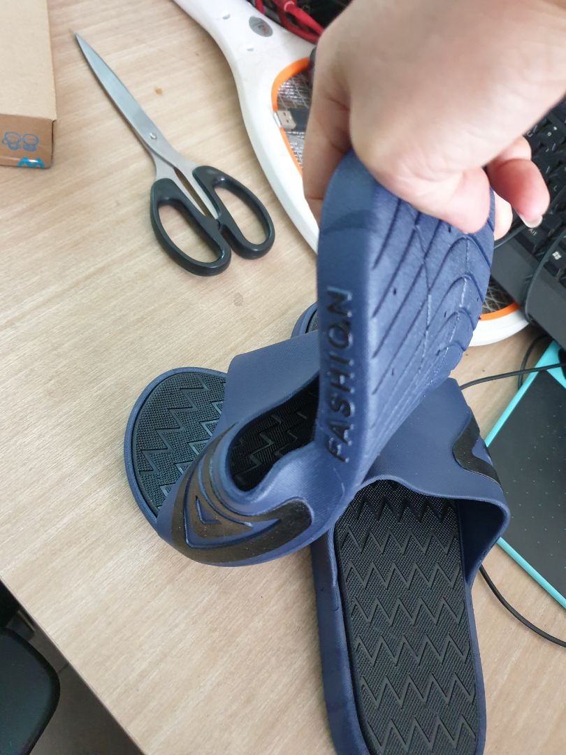 mua màu trắng mà shop giao màu xanh. lúc trc mình có mua loại này ngoài chợ giá cao hơn nên chắc ko phải loain này. dép này size 43 nhưng nhỏ hơn loại kia. cứng ngắc chứ ko mềm như loại mình mua hay hình trên quảng cáo. rất thất vọng.