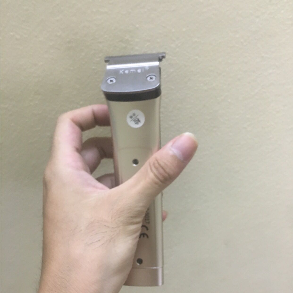 Sản phẩm tuyệt vời. Máy cắt ngọt, máy chạy êm. Được tặng thêm bộ kéo rất tiện. Shop hỗ trợ mình mua hàng nhiẹte tình.