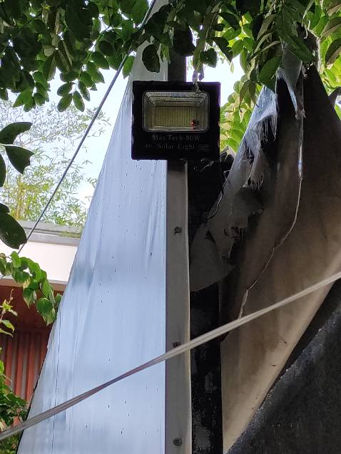 Sản phẩm không giống hình quảng cáo.  Tấm pin chất lượng kém, dài chỉ hơn gang tay,  đèn sáng mờ,  nhanh hết pin Sản phẩm không giống hình quảng cáo.  Tấm pin chất lượng kém, dài chỉ hơn gang tay,  đèn sáng mờ,  nhanh hết pin