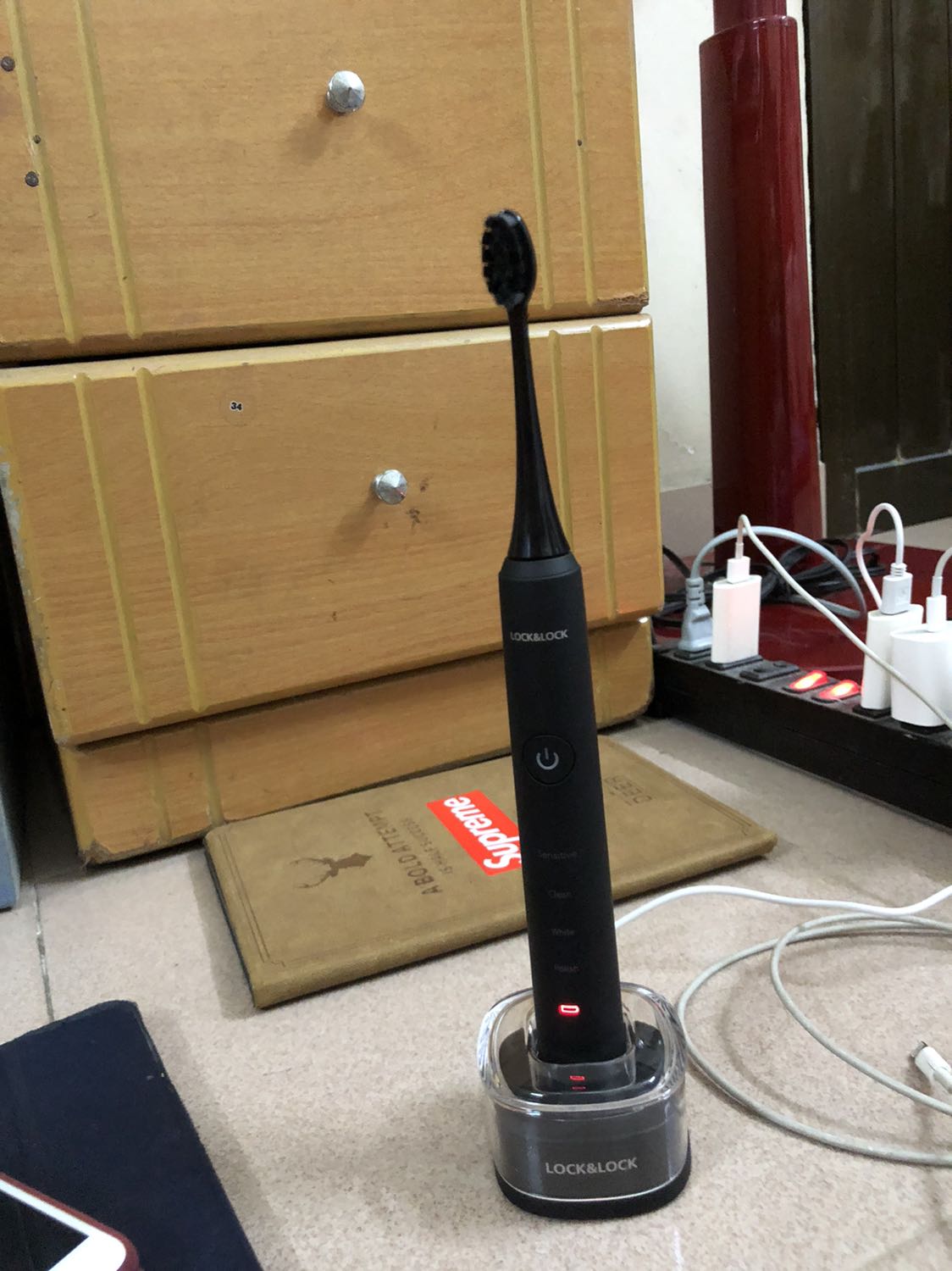 Hàng đẹp 
Phải nói bàn chải nó đẹp *** ra nhìn sang trọng dã man
Chất liệu cầm mịn tay lực rung siêu đã 
Mạnh có - yếu có - trung bình có
Bị cái lúc giao hàng cảm thấy đóng gói ko đc cẩn thận lắm nên hơi cấn cạnh của hộp

Nói chung bàn chải đẹp rung êm tiếng kêu nhẹ như máy phun sương 
Đánh phê cái răng lắm
Xài kết hợp với Marvis là đỉnh khỏi cần nói

Mấy bạn cứ mua nha