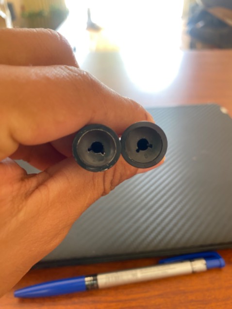 Đầu bàn chải theo máy (đáy có số 2) và đầu bàn chải mua tike (đáy có số 8). 
Lắp bàn chảo mới này thấy không khít vô. Vẫn còn trống một khoảng. 
Lỗ để nhét phía thân vào có vẻ nhỏ và nông hơn, nên ko xuống hết được
( 2 ảnh đầu là bàn chải cũ của mình, 2 hình sau là bàn chải mới đặt)