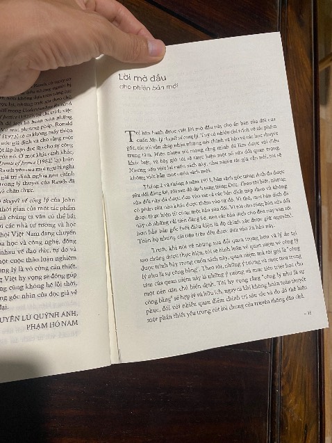 Giấy mỏng , nhìn thấy chữ mặt sau in ra trước rất khó chịu. Sách mới đọc được vài trang đã bị bung. Chất lượng in ấn, đóng sách tệ. Không nên mua.