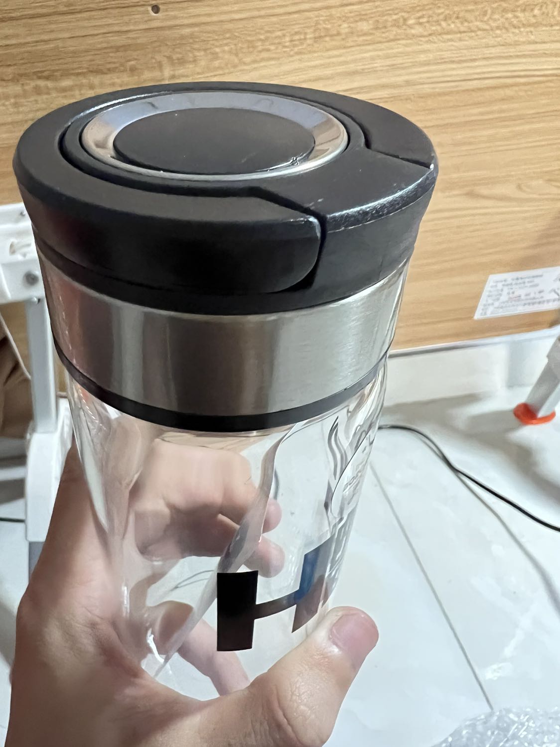 Tiki giao hàng nhanh hơn dự kiến đấy :))
Sản phẩm đơn giản, trang nhã và tiện dụng
Cái vòng tròn trên nắp chỉ làm điểm nhấn cho sản phẩm thôi nha mọi người. Nói chung phù hợp để mang nước vào văn phòng là mình ok rồi ::)