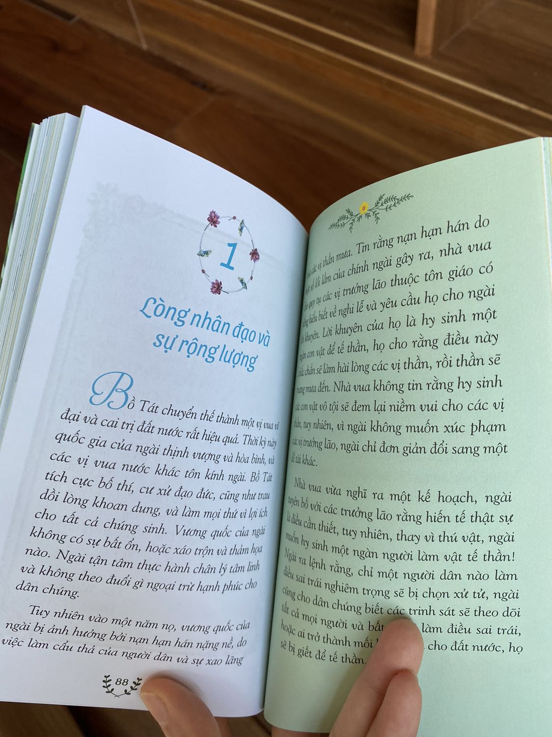 FONT CHỮ KHÓ ĐỌC, NỘI DUNG HÀN LÂM

Nội dung: sách đa phần về Phật, nội dung hàn lâm, nên phần từ vựng khó hiểu, không có tính ứng dụng cao. 
Hình thức: phần tiếng anh font chữ dễ xem, phần tiếng Việt cái font đọc nhìn đau mắt và rất khó chịu luôn. 
Điểm cộng duy nhất là in màu khá đẹp, nhưng hình trong các trang in hơi sến kiểu chim chóc tung bay loạn xạ. 
May là chỉ mua thử 1 cuốn xem như nào. Sẽ k mua những cuốn còn lại!