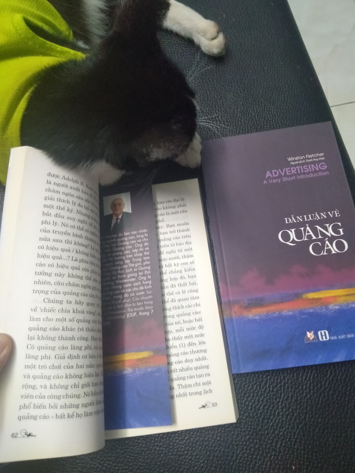 chất lượng sản phẩm cũng ổn. Tuy nhiên sách giao bìa khác màu nhau. Có quyển có markbook có quyển k có mà màu nhìn hơi cũ. giao hàng nhanh