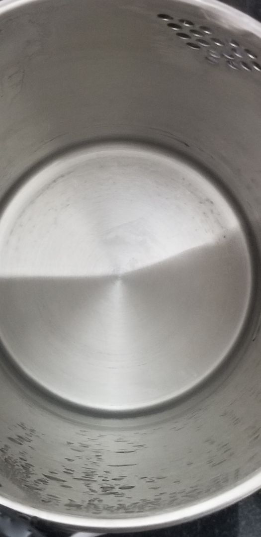 Mỗi lần nấu là phải đi rửa bình vì đáy bình ra teng, đóng bợn, lấy tay quệt thử thì phần tay dính bợn mịn; nếu để vài lần thì khi rửa đáy bị đục nước, uống hơi sợ. Nguồn nước em lấy từ vòi nước thủy cục trực tiếp, cả nước suối LaVie, Aquafina đều bị.