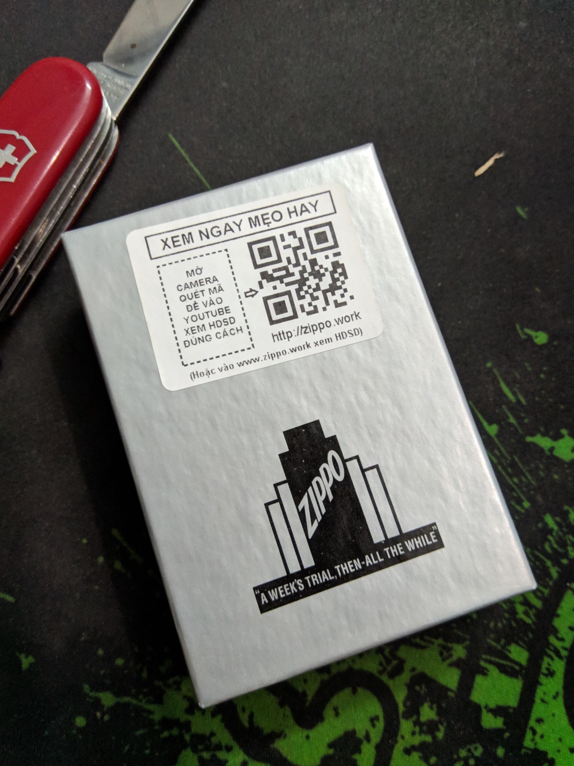 Giao hàng hết 7 ngày từ HCM ra HN, đóng gói tiêu chuẩn của tiki ko có gì để nhận xét tuy nhiên vỏ nilon của zippo cảm giác hơi bẩn và cũ, zippo cũng hơi bẩn lúc mới bóc ra và đặc biệt đáy trong zippo có 1 lớp gỉ xanh lá kb là xăng khô hay đồng bị oxy hóa. Sau 1 hồi vệ sinh thì e nó nhìn cũng bóng bẩy sạch sẽ.
Đánh giá chung thì khá hài lòng về chất lượng sp ngoại trừ việc phải vệ sinh ban đầu 1 chút và tiếc là vỏ ruột ko trùng :s