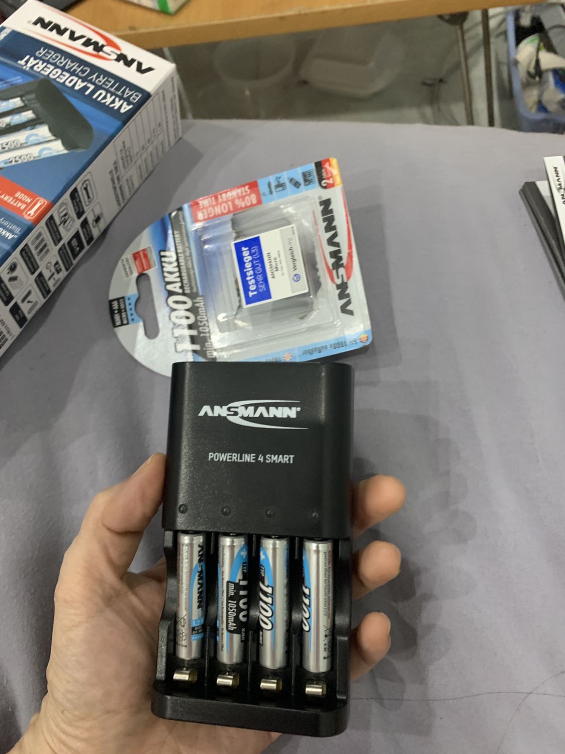 Hàng chắc chắn liền lạc. Sài đến nay vẫn ổn định. Sạc một pin riêng lẻ vẫn được. Có thể sạc được pin đũa (AAA) và pin tiểu đồng hồ (AA)