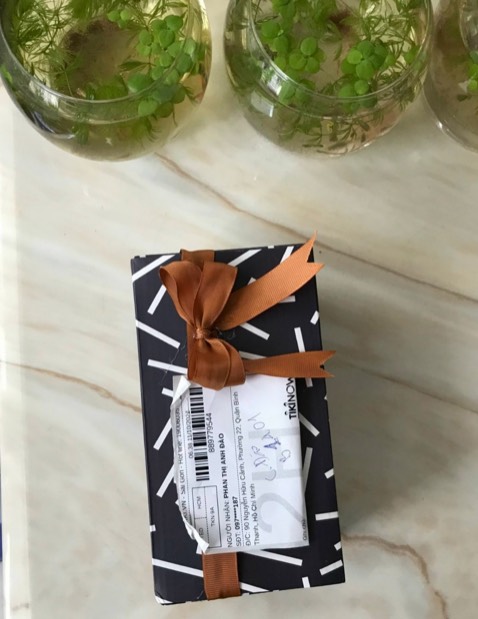 Giáo hàng nhanh, mình có đặt gói quà nên nhìn rất đẹp. Chưa xài nên giờ mình chưa đánh giá dc chất lượng